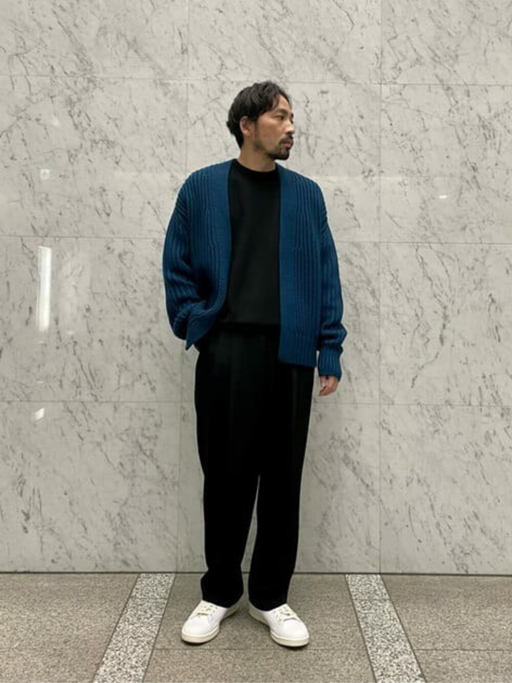 「カーディガン、スニーカー、ニット、adidas、別注、大人カジュアル、クルーネック、シンプルコーデ、TOMORROWLAND、caban」｜「TOMORROWLAND のウール ローゲージボタンレスカーディガン（カーディガン/ボレロ、ブルー系）」を使った、TOMORROWLAND MENSさん（メンズ・168cm）の冬コーディネートの1枚目の写真