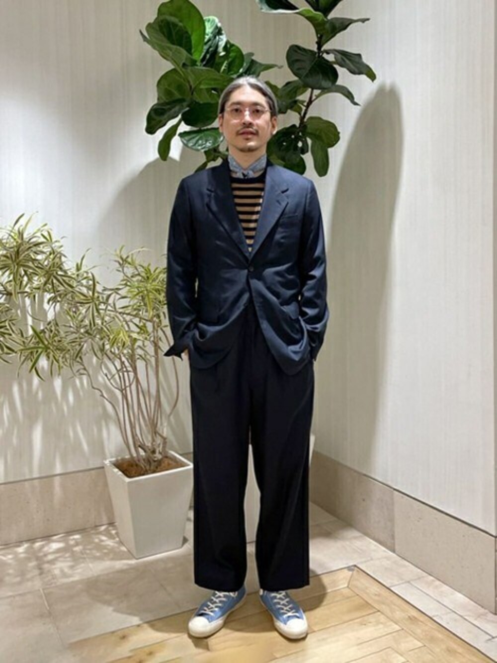 「スニーカー、ニット、セットアップ、ボーダー、別注、スカーフ、大人カジュアル、TOMORROWLAND、Moonstar、Fratelli Luigi」｜「TOMORROWLAND のシーアイランドコットン クルーネックニット（ニット/セーター、ブルー系）」を使った、TOMORROWLAND MENSさん（メンズ・179cm）の冬コーディネートの1枚目の写真