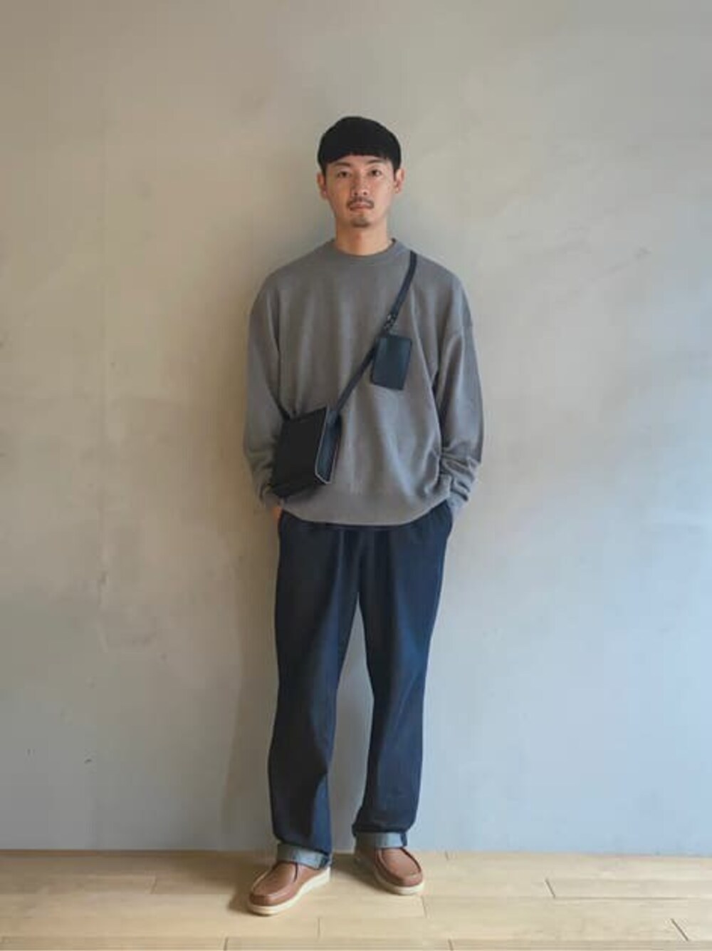 「デニム、クルーネックニット、ショルダーバッグ、別注、大人カジュアル、イージーパンツ、TOMORROWLAND、ワラビー、caban、Padmore&Barnes」｜「cabanのCABaN コットンカシミヤ クルーネックプルオーバー（ニット/セーター、グレー系）」を使った、TOMORROWLAND MENSさん（メンズ・176cm）の冬コーディネートの1枚目の写真
