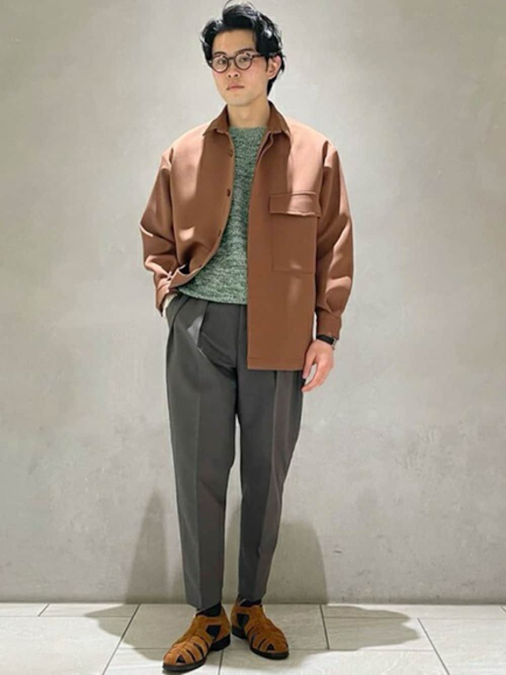 「ニット、別注、大人カジュアル、Paraboot、ミリタリーシャツ、シンプルコーデ、TOMORROWLAND、コットンリネン、グルカパンツ、グルカサンダル」｜「TOMORROWLAND のコットンリネン クルーネックニット（ニット/セーター、グリーン系）」を使った、TOMORROWLAND MENSさん（メンズ・178cm）の春コーディネートの1枚目の写真