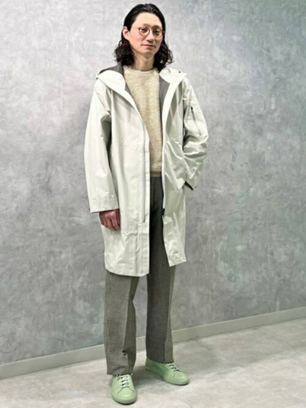 「チェック、スニーカー、ニット、別注、大人カジュアル、フードコート、ストレートパンツ、TOMORROWLAND、コットンリネン、DESCENTE PAUSE」｜「DESCENTE ALLTERRAINの【別注】DESCENTE ALLTERRAIN×TOMORROWLAND フーデッドコート（その他アウター、ホワイト系）」を使った、TOMORROWLAND MENSさん（メンズ・178cm）の春コーディネートの1枚目の写真
