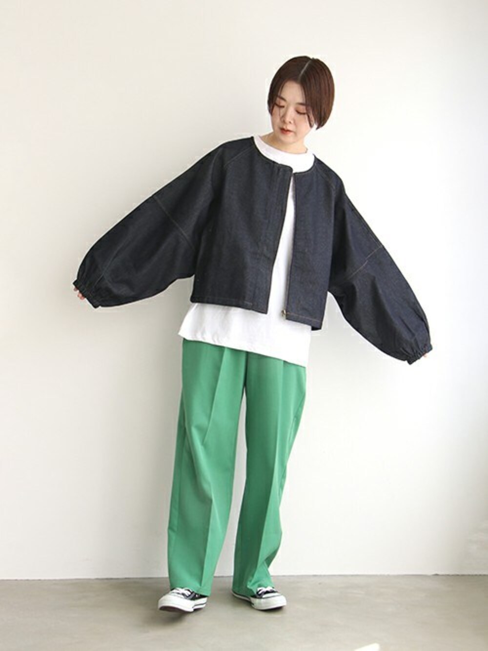 「グリーン、デニムジャケット、スラックス、fashion、ootd、春コーデ、outfit、notch.」｜「notch.のランタンスリーブデニムジャケット（デニムジャケット、ブルー系）」を使った、おかださん（レディース・164cm）の冬コーディネートの1枚目の写真