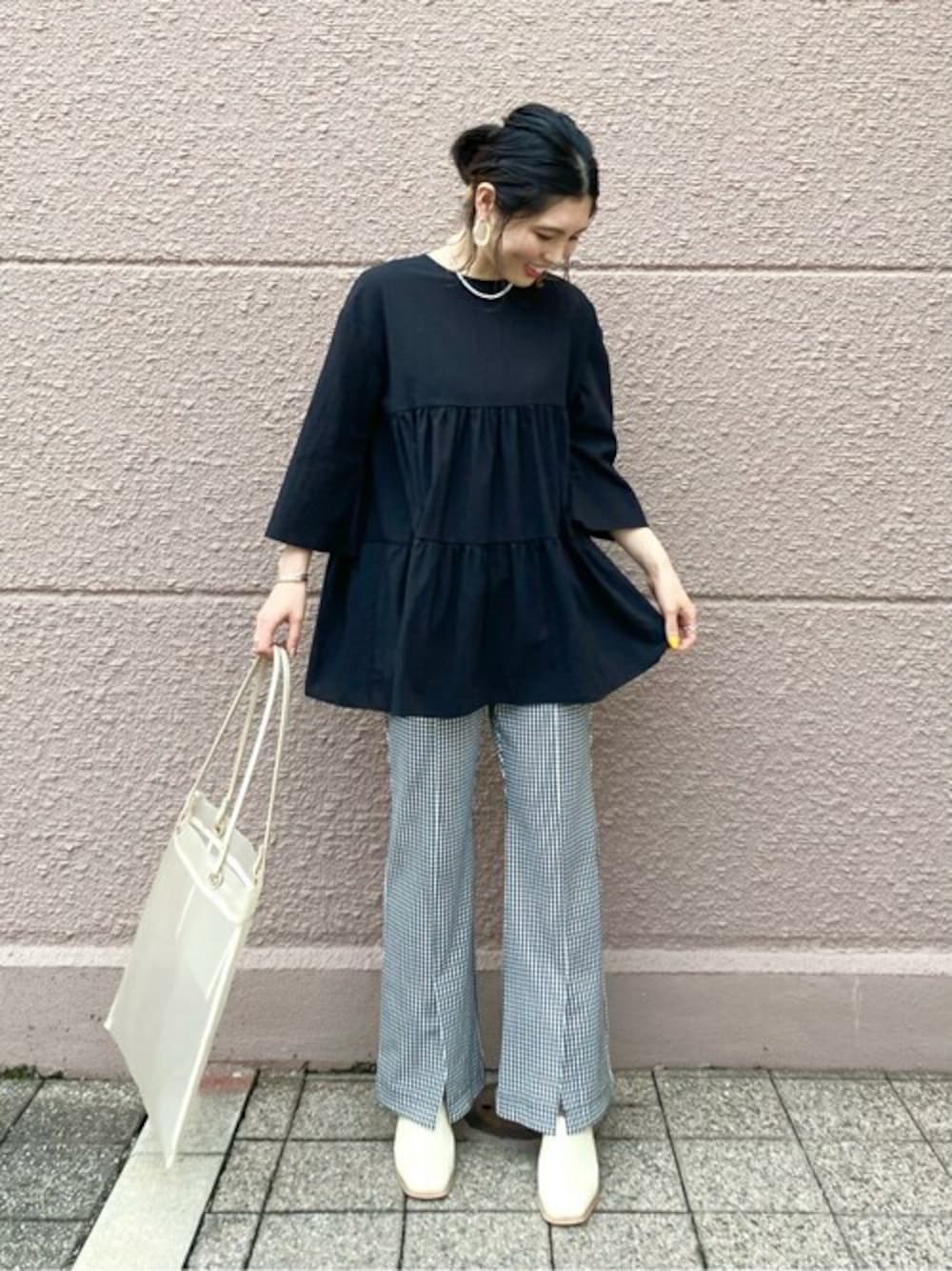 ブラック系のシャツ/ブラウス、ホワイト系のスラックス、ベージュ系のトートバッグを着用したレディースの夏コーディネートの1枚目の写真