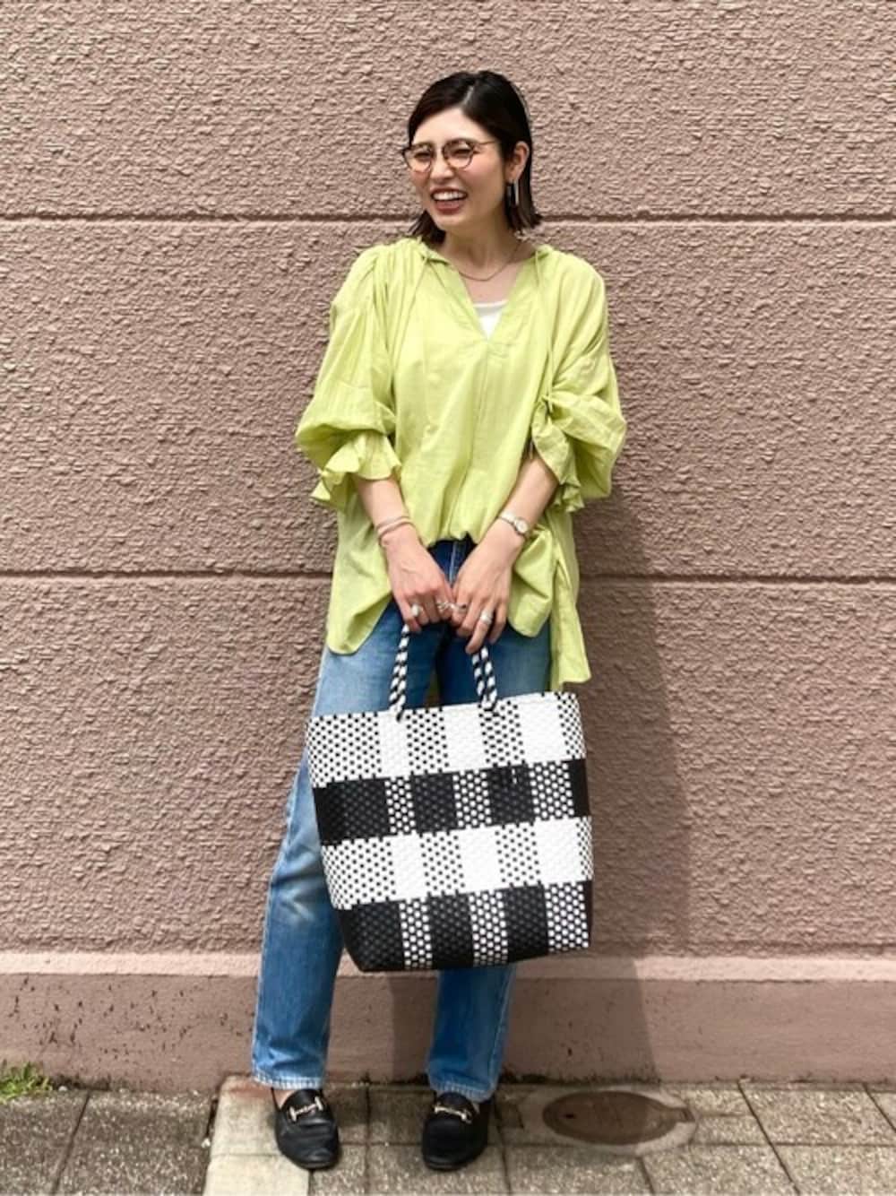 グリーン系のシャツ/ブラウス、ホワイト系のトートバッグを着用したレディースの夏コーディネートの1枚目の写真