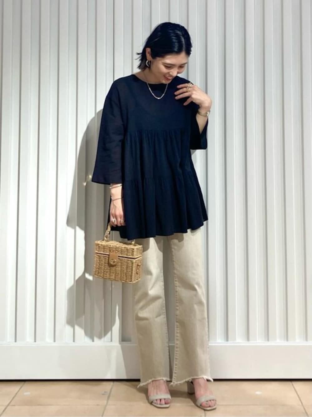 ブラック系のシャツ/ブラウス、ベージュ系のかごバッグを着用したレディースの夏コーディネートの1枚目の写真