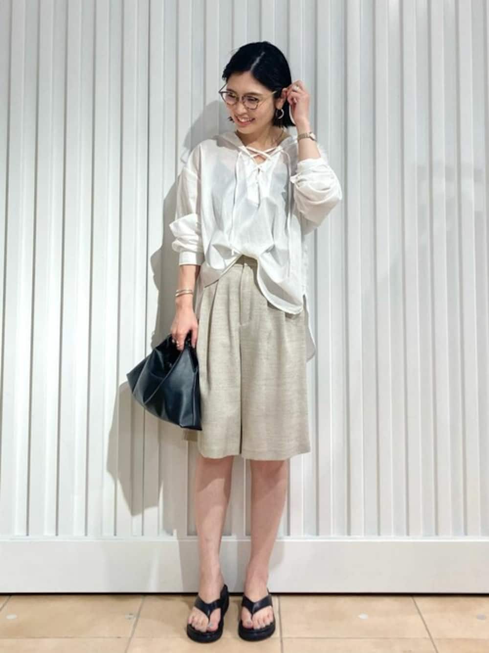 ホワイト系のシャツ/ブラウス、ホワイト系のその他パンツ、ブラック系のサンダルを着用したレディースの夏コーディネートの1枚目の写真