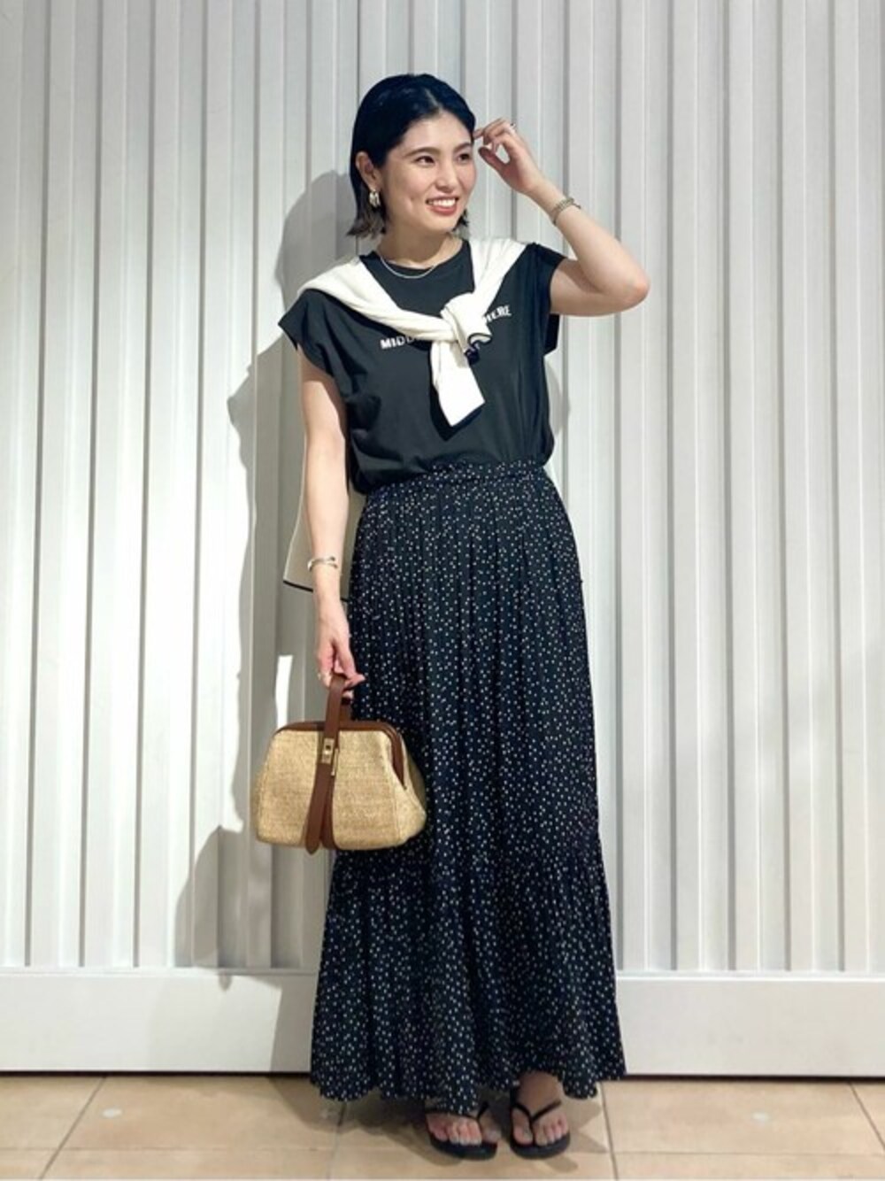 グレー系のTシャツ/カットソー、ブラック系のスカートを着用したレディースの夏コーディネートの1枚目の写真