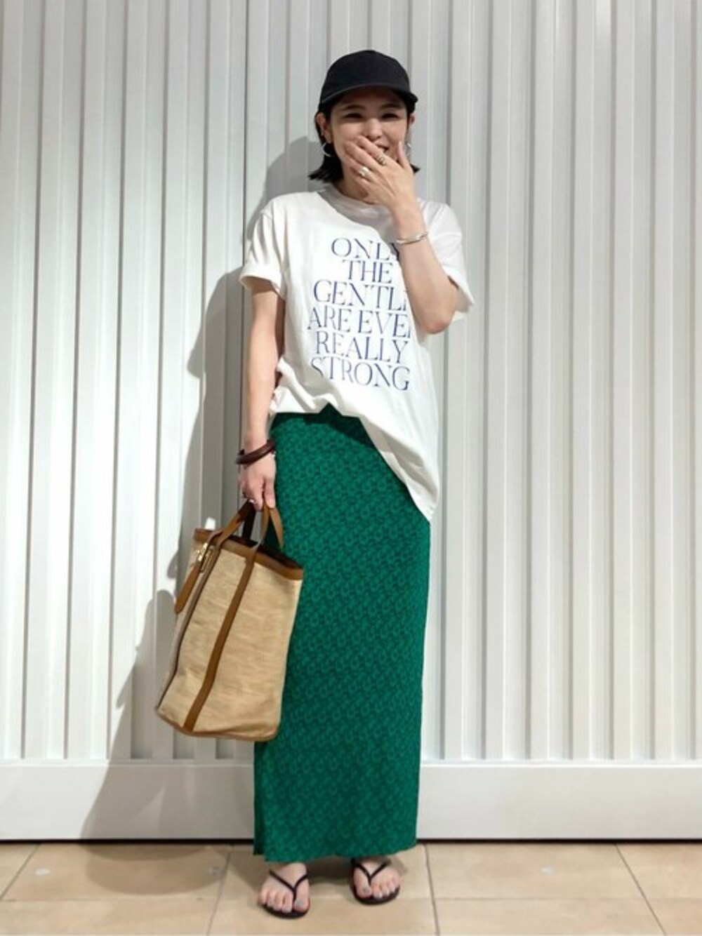 ホワイト系のTシャツ/カットソー、グリーン系のスカートを着用したレディースの夏コーディネートの1枚目の写真
