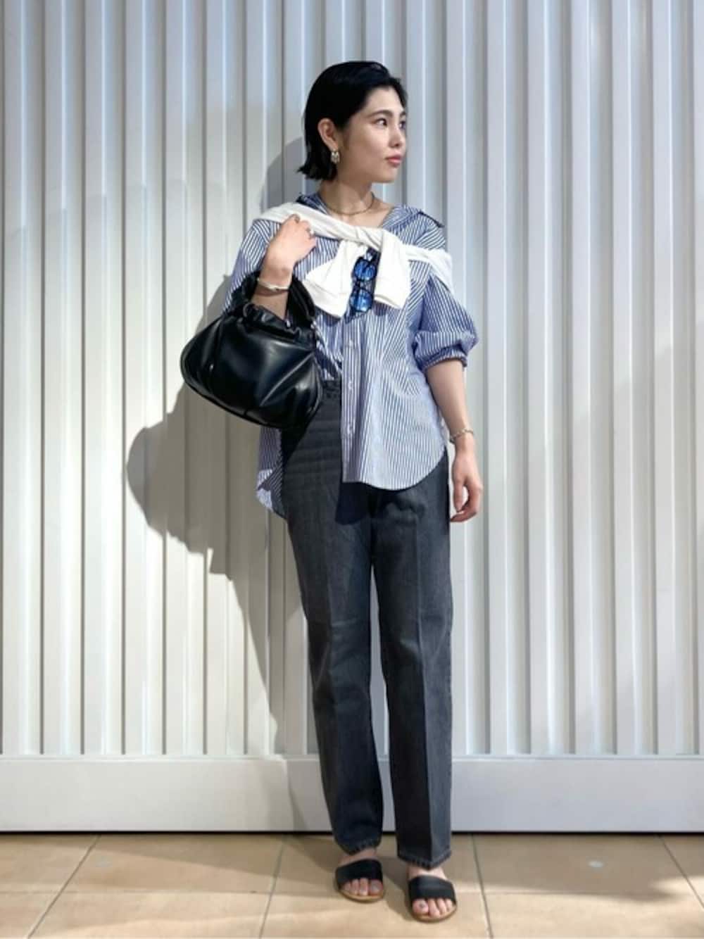 ブルー系のシャツ/ブラウス、ブラック系のデニムパンツ、ホワイト系のTシャツ/カットソーを着用したレディースの夏コーディネートの1枚目の写真