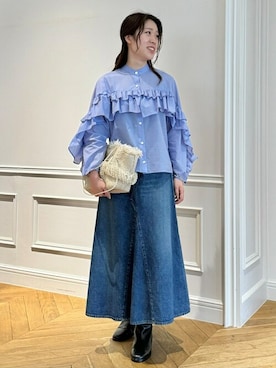 デニムスカートを使った「フリルブラウス」の人気ファッション  