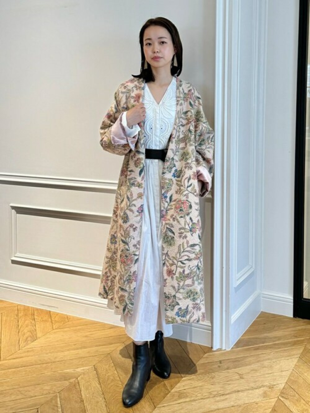 「コートスタイル、ガウンコート、ワンピーススタイル、コートコーデ、ワンピースコーデ」｜「HOUSE OF LOTUSのループフラワーガウンコート（ノーカラーコート、ピンク系）」を使った、HOUSE OF LOTUS　staffさん（レディース・159cm）の秋コーディネートの1枚目の写真