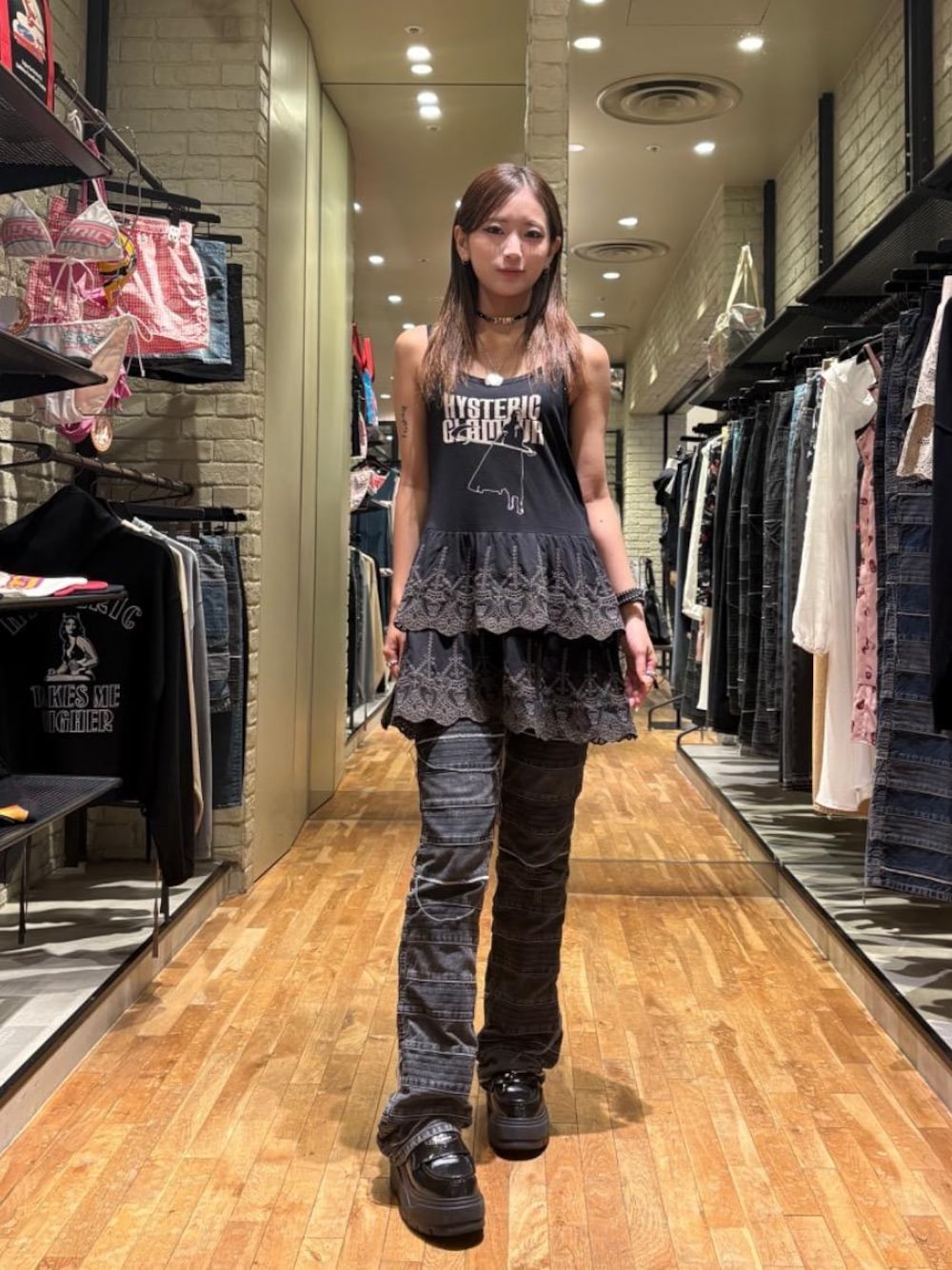ブラック系のデニムパンツ、ブラック系のワンピース、シルバー系のネックレスを着用したレディースの夏コーディネートの1枚目の写真