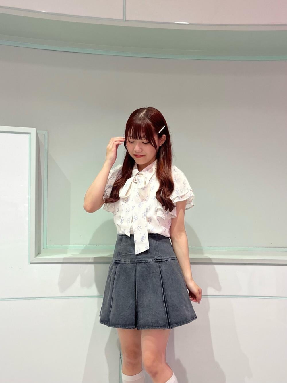 グレー系のデニムスカート、ブルー系のシャツ/ブラウスを着用したレディースの夏コーディネートの1枚目の写真