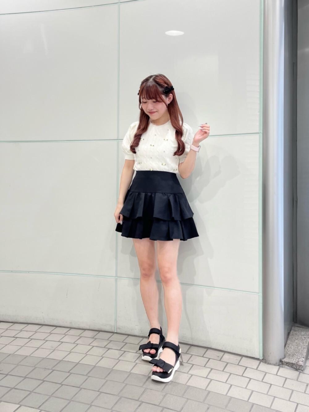 「デート、フェミニン、ミニ、MAJESTIC LEGON、モノトーンコーデ、マジェスティックレゴン、骨格ストレート、標準身長、推し活」｜「MAJESTIC LEGONのボリュームリボンスポサン（サンダル、ブラック系）」を使った、マジェスティックレゴンルミネ池袋店スタッフさん（レディース・154cm）の夏コーディネートの1枚目の写真