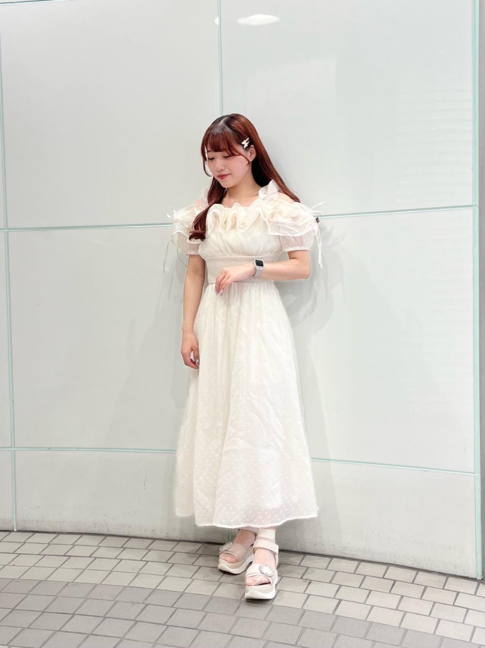 「デート、フェミニン、MAJESTIC LEGON、モノトーンコーデ、マジェスティックレゴン、骨格ストレート、標準身長、推し活」｜「MAJESTIC LEGONのビジューバックルスポサン（サンダル、ホワイト系）」を使った、マジェスティックレゴンルミネ池袋店スタッフさん（レディース・154cm）の夏コーディネートの1枚目の写真