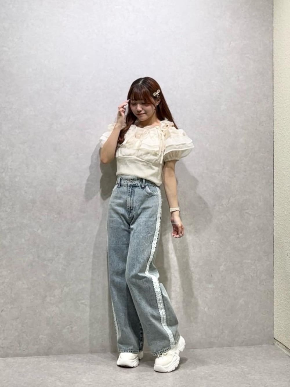 「大人カジュアル、デート、フェミニン、MAJESTIC LEGON、マジェスティックレゴン、骨格ストレート、標準身長、推し活」｜「MAJESTIC LEGONの2WAYデコリボンスニーカー（スニーカー、ホワイト系）」を使った、マジェスティックレゴンルミネ池袋店スタッフさん（レディース・154cm）の夏コーディネートの1枚目の写真