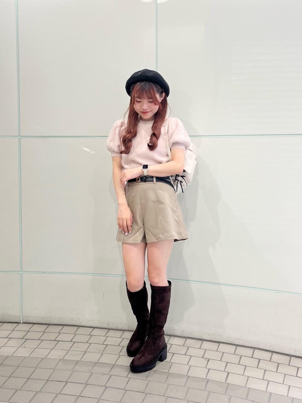 「デート、ミニ、MAJESTIC LEGON、カラーコーデ、マジェスティックレゴン、ニュアンスカラー、骨格ストレート、標準身長、推し活」｜「MAJESTIC LEGONの☆盛れるストレッチロングブーツ（ブーツ、ブラウン系）」を使った、マジェスティックレゴンルミネ池袋店スタッフさん（レディース・154cm）の夏コーディネートの1枚目の写真