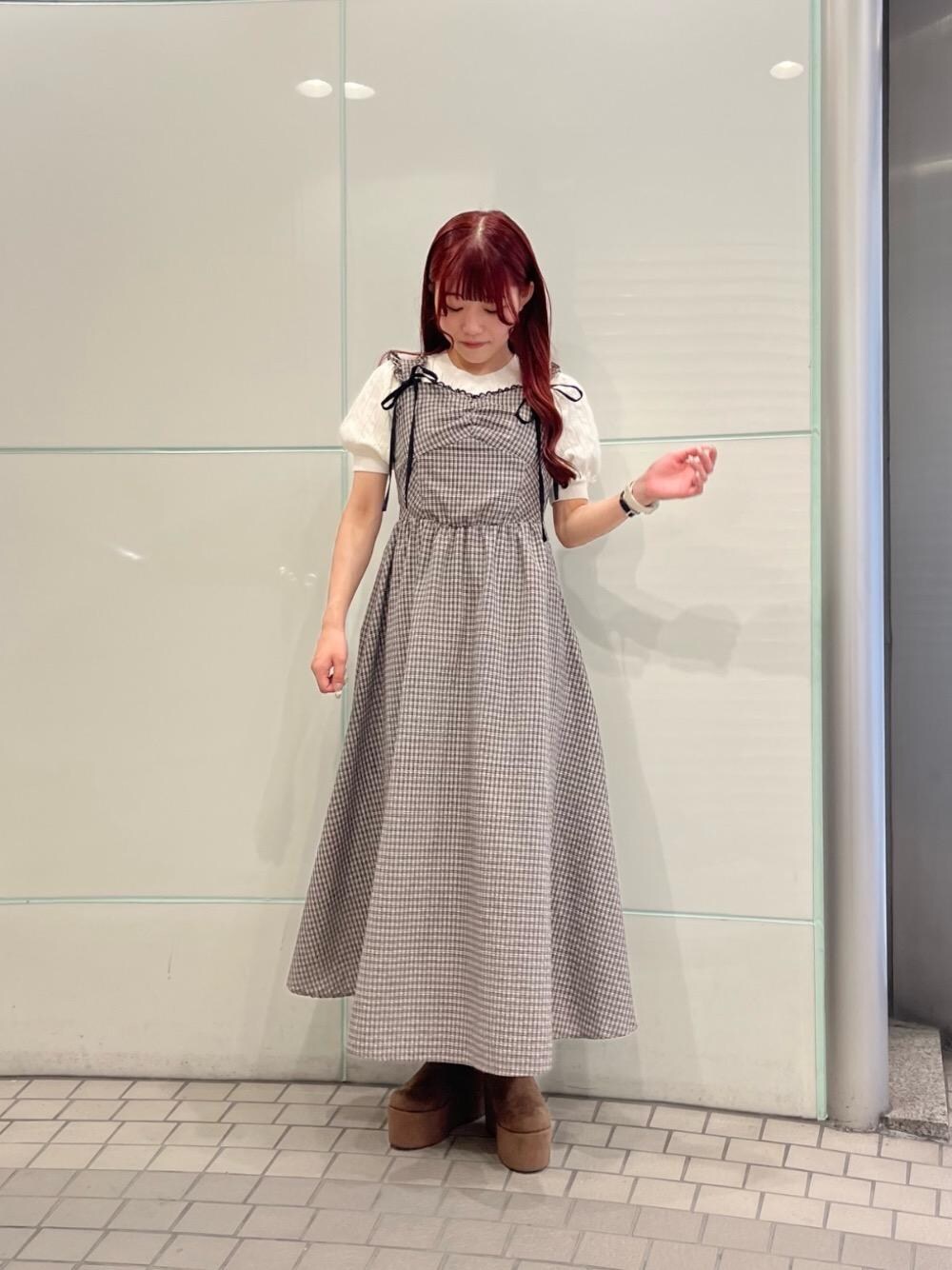 「デート、フェミニン、MAJESTIC LEGON、マジェスティックレゴン、大人ファッション、骨格ストレート、標準身長、推し活」｜「MAJESTIC LEGONのローズビジューケーブルニット（ニット/セーター、ホワイト系）」を使った、マジェスティックレゴンルミネ池袋店スタッフさん（レディース・154cm）の夏コーディネートの1枚目の写真
