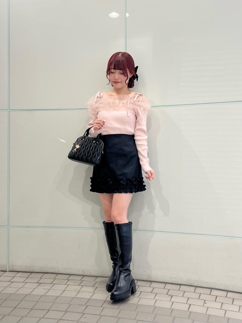 「デート、フェミニン、ミニ、MAJESTIC LEGON、カラーコーデ、マジェスティックレゴン、骨格ストレート、標準身長、推し活」｜「MAJESTIC LEGONのホイップフリルスカパン（その他パンツ、ブラック系）」を使った、マジェスティックレゴンルミネ池袋店スタッフさん（レディース・154cm）の秋コーディネートの1枚目の写真