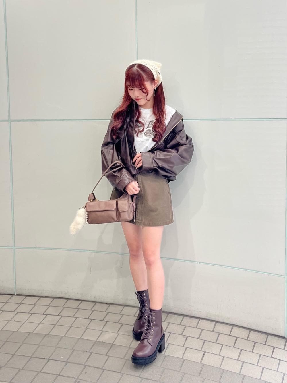 「カジュアル、大人カジュアル、デート、ミニ、MAJESTIC LEGON、マジェスティックレゴン、大人ファッション、骨格ストレート、標準身長」｜「MAJESTIC LEGONのオーバーサイズショートブルゾン（ブルゾン、ブラウン系）」を使った、マジェスティックレゴンルミネ池袋店スタッフさん（レディース・154cm）の秋コーディネートの1枚目の写真