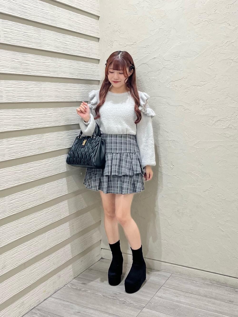 「デート、フェミニン、MAJESTIC LEGON、カラーコーデ、マジェスティックレゴン、ニュアンスカラー、骨格ストレート、標準身長、推し活」｜「MAJESTIC LEGONの厚底ストレッチショートブーツ（ブーツ、ブラック系）」を使った、マジェスティックレゴンルミネ池袋店スタッフさん（レディース・154cm）の秋コーディネートの1枚目の写真