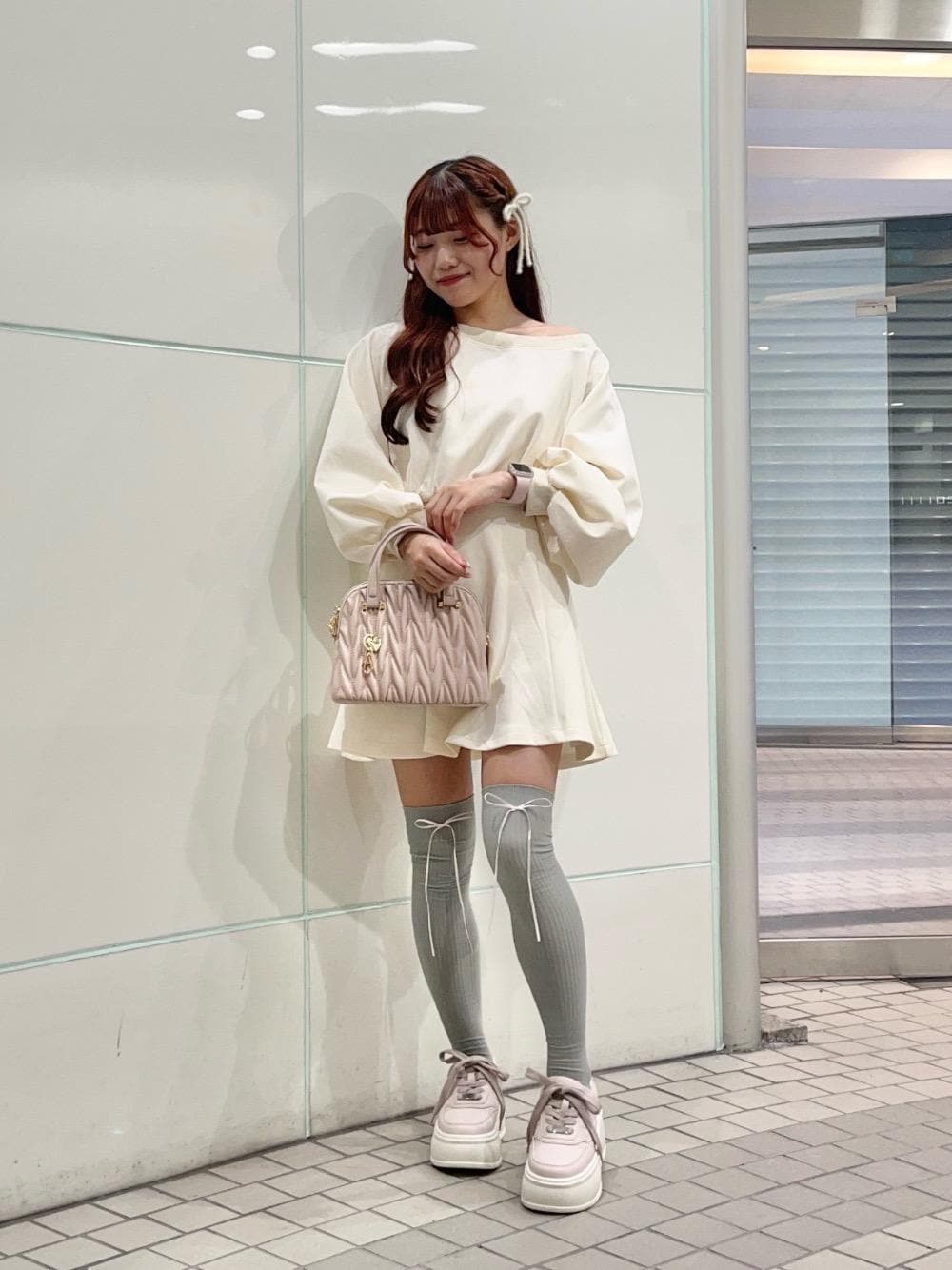「フェミニン、ミニ、MAJESTIC LEGON、カラーコーデ、マジェスティックレゴン、韓国っぽ、骨格ストレート、標準身長、推し活」｜「MAJESTIC LEGONのプレート厚底スニーカー（スニーカー、ピンク系）」を使った、マジェスティックレゴンルミネ池袋店スタッフさん（レディース・154cm）の秋コーディネートの1枚目の写真