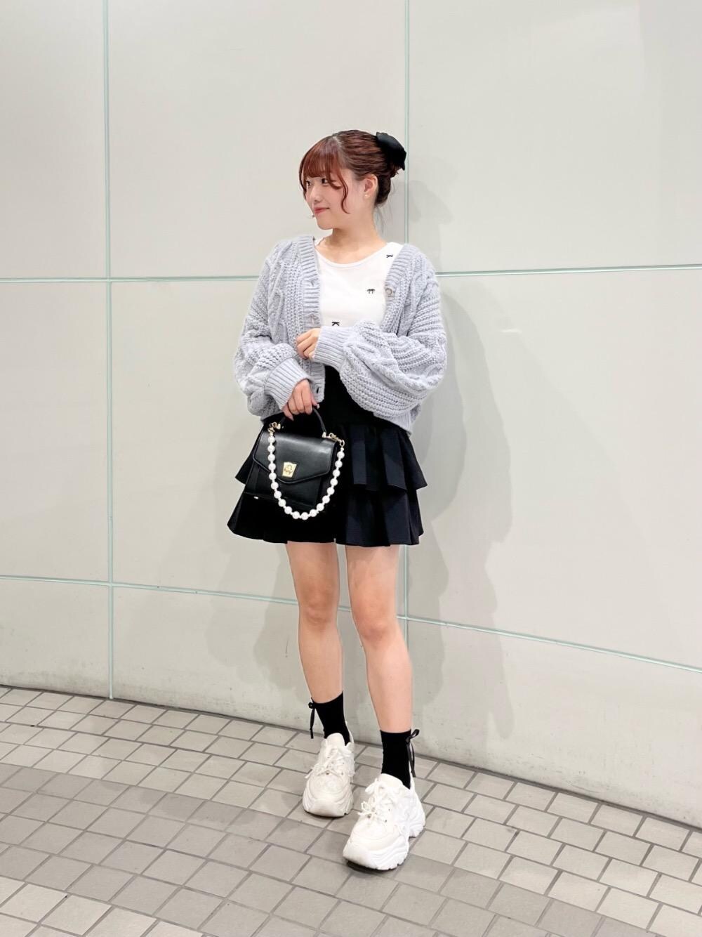 「デート、フェミニン、ミニ、MAJESTIC LEGON、カラーコーデ、マジェスティックレゴン、骨格ストレート、標準身長、推し活」｜「MAJESTIC LEGONのロマンティックエンブロイダリーTシャツ（Tシャツ/カットソー、ホワイト系）」を使った、マジェスティックレゴンルミネ池袋店スタッフさん（レディース・154cm）の秋コーディネートの1枚目の写真