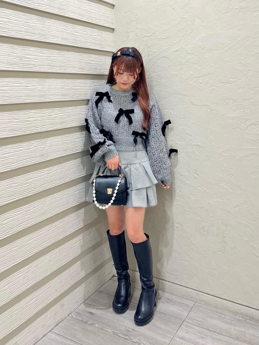 「デート、フェミニン、ミニ、MAJESTIC LEGON、モノトーンコーデ、マジェスティックレゴン、骨格ストレート、標準身長、推し活」｜「MAJESTIC LEGONのパールチェーンクラシカルバッグ（ショルダーバッグ、ブラック系）」を使った、マジェスティックレゴンルミネ池袋店スタッフさん（レディース・154cm）の秋コーディネートの1枚目の写真