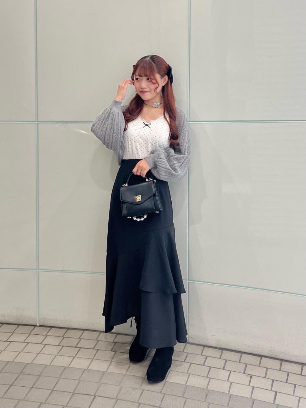 「デート、フェミニン、MAJESTIC LEGON、モノトーンコーデ、カラーコーデ、マジェスティックレゴン、骨格ストレート、標準身長、推し活」｜「MAJESTIC LEGONのパールチェーンクラシカルバッグ（ショルダーバッグ、ブラック系）」を使った、マジェスティックレゴンルミネ池袋店スタッフさん（レディース・154cm）の秋コーディネートの1枚目の写真