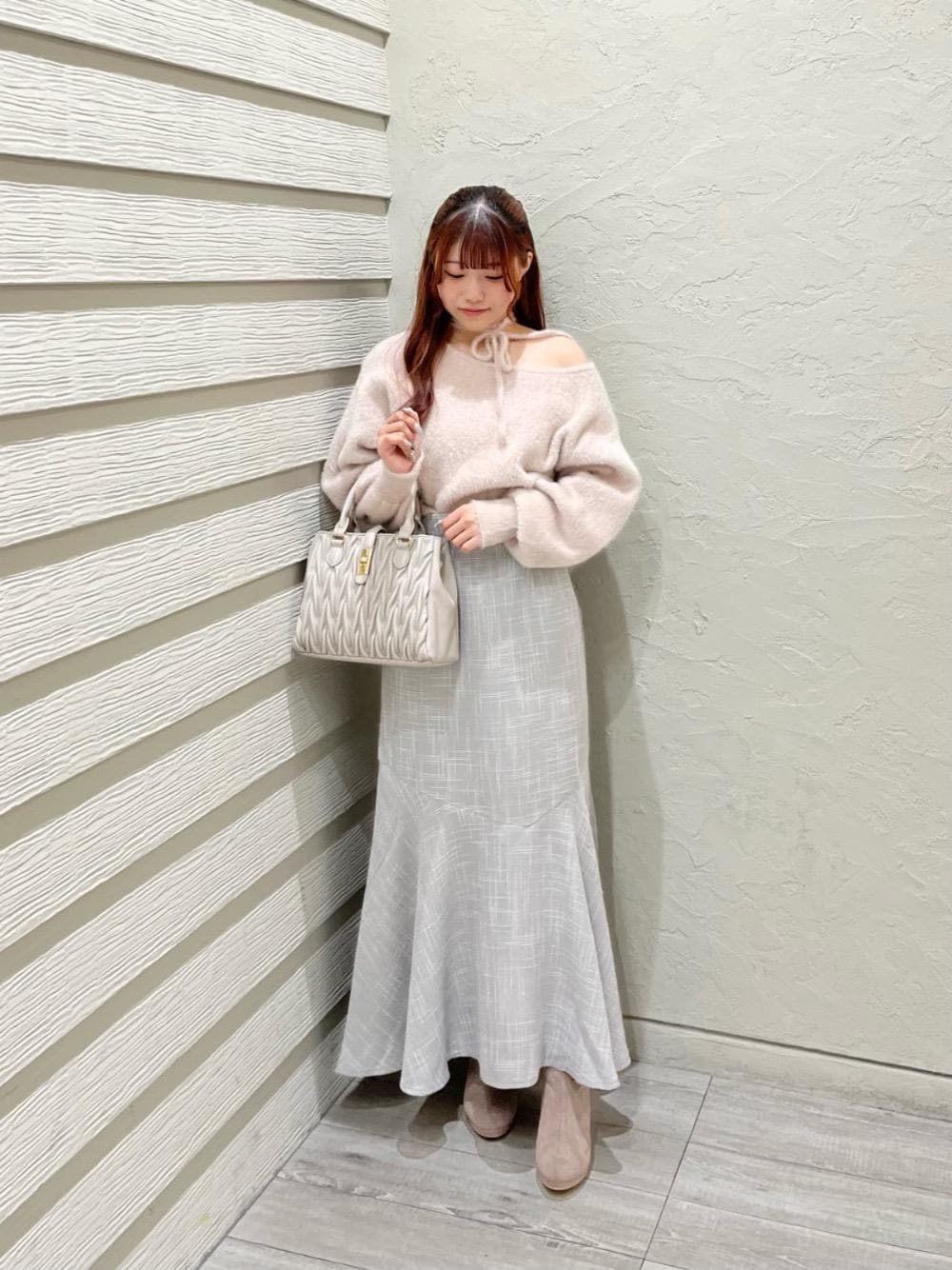 「デート、フェミニン、MAJESTIC LEGON、カラーコーデ、マジェスティックレゴン、大人ファッション、骨格ストレート、標準身長、推し活」｜「MAJESTIC LEGONの【今期注目№1/WEB限定サイズ・カラーあり】取り外しできるリボンブーツ（ブーツ、ベージュ系）」を使った、マジェスティックレゴンルミネ池袋店スタッフさん（レディース・154cm）の秋コーディネートの1枚目の写真