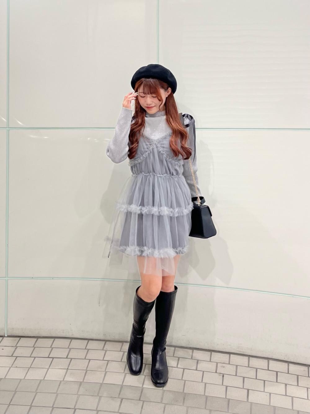 「デート、フェミニン、ミニ、MAJESTIC LEGON、カラーコーデ、マジェスティックレゴン、骨格ストレート、標準身長、推し活」｜「MAJESTIC LEGONのビジューバックルバッグ（ショルダーバッグ、ブラック系）」を使った、マジェスティックレゴンルミネ池袋店スタッフさん（レディース・154cm）の秋コーディネートの1枚目の写真