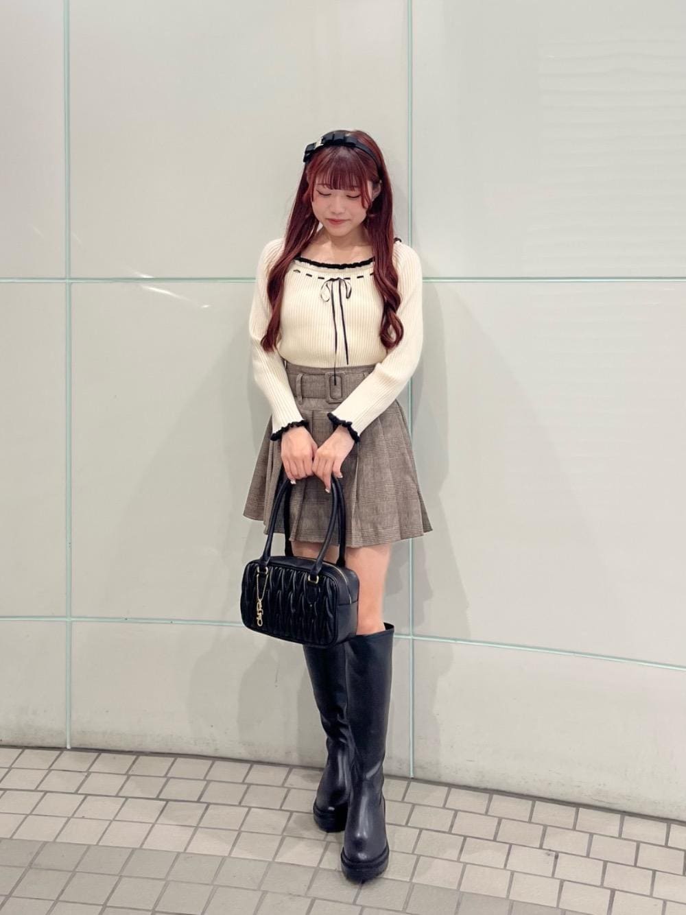 「ミニ、MAJESTIC LEGON、モノトーンコーデ、マジェスティックレゴン、大人ファッション、骨格ストレート、標準身長、推し活」｜「MAJESTIC LEGONの盛れるストレッチロングブーツ（ブーツ、ブラック系）」を使った、マジェスティックレゴンルミネ池袋店スタッフさん（レディース・154cm）の秋コーディネートの1枚目の写真