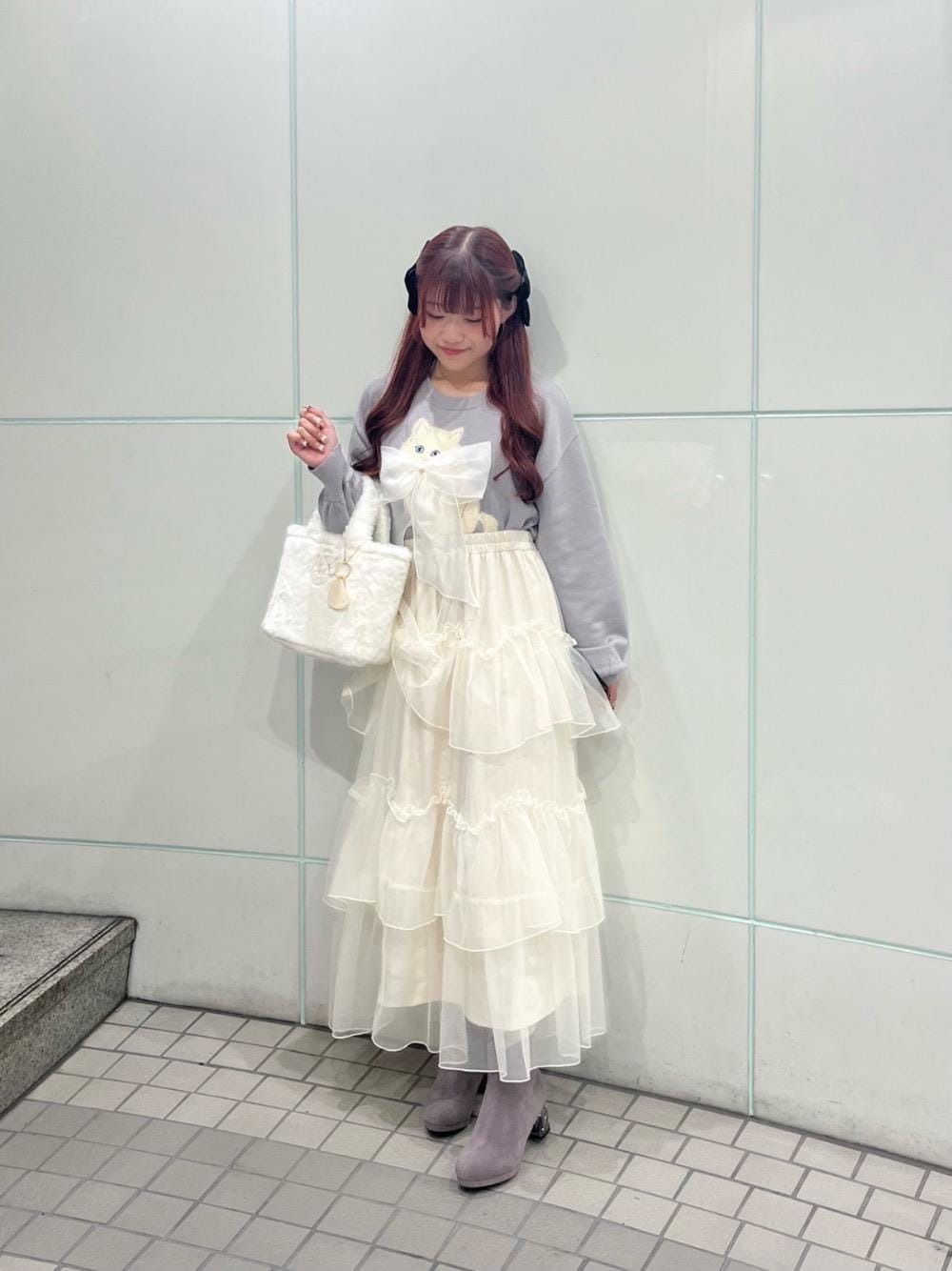 「デート、フェミニン、MAJESTIC LEGON、カラーコーデ、マジェスティックレゴン、骨格ストレート、標準身長、推し活」｜「MAJESTIC LEGONのプチリボン中綿ブルゾン（ブルゾン、ホワイト系）」を使った、マジェスティックレゴンルミネ池袋店スタッフさん（レディース・154cm）の秋コーディネートの1枚目の写真