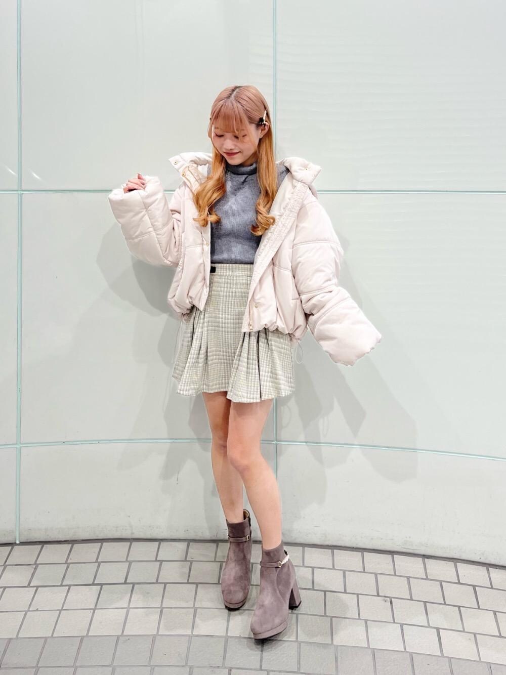 「デート、ガーリー、フェミニン、ミニ、MAJESTIC LEGON、カラーコーデ、マジェスティックレゴン、骨格ストレート、推し活」｜「MAJESTIC LEGONの取り外しできるパールブーツ（ブーツ、グレー系）」を使った、マジェスティックレゴンルミネ池袋店スタッフさん（レディース・154cm）の冬コーディネートの1枚目の写真