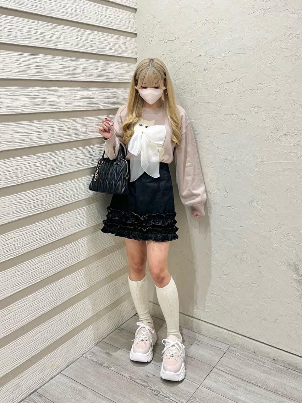 「大人カジュアル、デート、ガーリー、ミニ、MAJESTIC LEGON、マジェスティックレゴン、骨格ストレート、標準身長、推し活」｜「MAJESTIC LEGONのチャームセットキルティングバッグ（ショルダーバッグ、ブラック系）」を使った、マジェスティックレゴンルミネ池袋店スタッフさん（レディース・154cm）の冬コーディネートの1枚目の写真