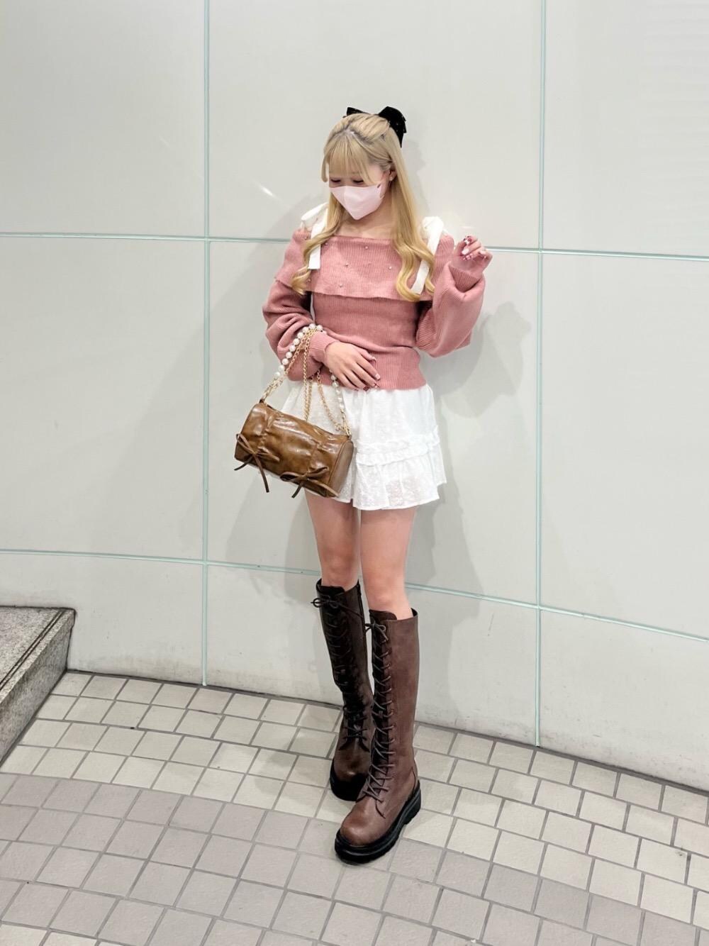 「カジュアル、大人カジュアル、ミニ、MAJESTIC LEGON、カラーコーデ、マジェスティックレゴン、骨格ストレート、標準身長」｜「MAJESTIC LEGONのレースアップロングブーツ（ブーツ、ブラウン系）」を使った、マジェスティックレゴンルミネ池袋店スタッフさん（レディース・154cm）の冬コーディネートの1枚目の写真