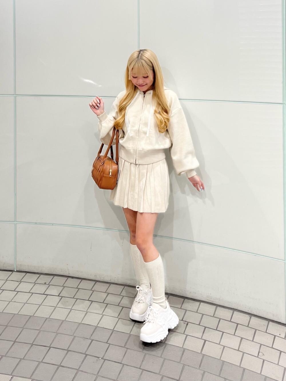 「カジュアル、デート、ガーリー、フェミニン、MAJESTIC LEGON、マジェスティックレゴン、骨格ウェーブ、骨格ストレート、標準身長」｜「MAJESTIC LEGONの2WAYデコリボンスニーカー（スニーカー、ホワイト系）」を使った、マジェスティックレゴンルミネ池袋店スタッフさん（レディース・154cm）の冬コーディネートの1枚目の写真