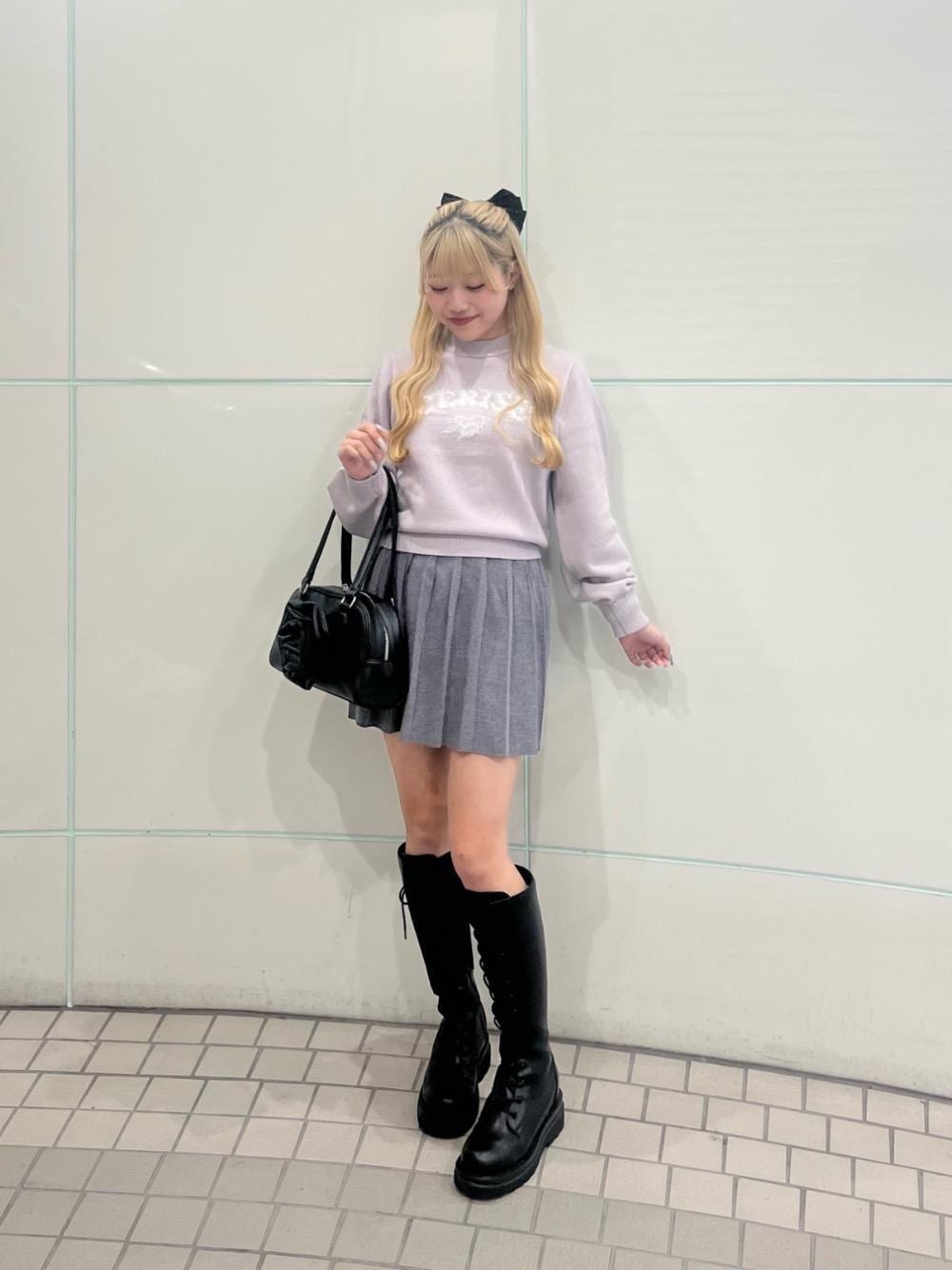 「カジュアル、デート、ガーリー、ミニ、MAJESTIC LEGON、カラーコーデ、マジェスティックレゴン、韓国っぽ、骨格ストレート、標準身長」｜「MAJESTIC LEGONのレースアップロングブーツ（ブーツ、ブラック系）」を使った、マジェスティックレゴンルミネ池袋店スタッフさん（レディース・154cm）の冬コーディネートの1枚目の写真