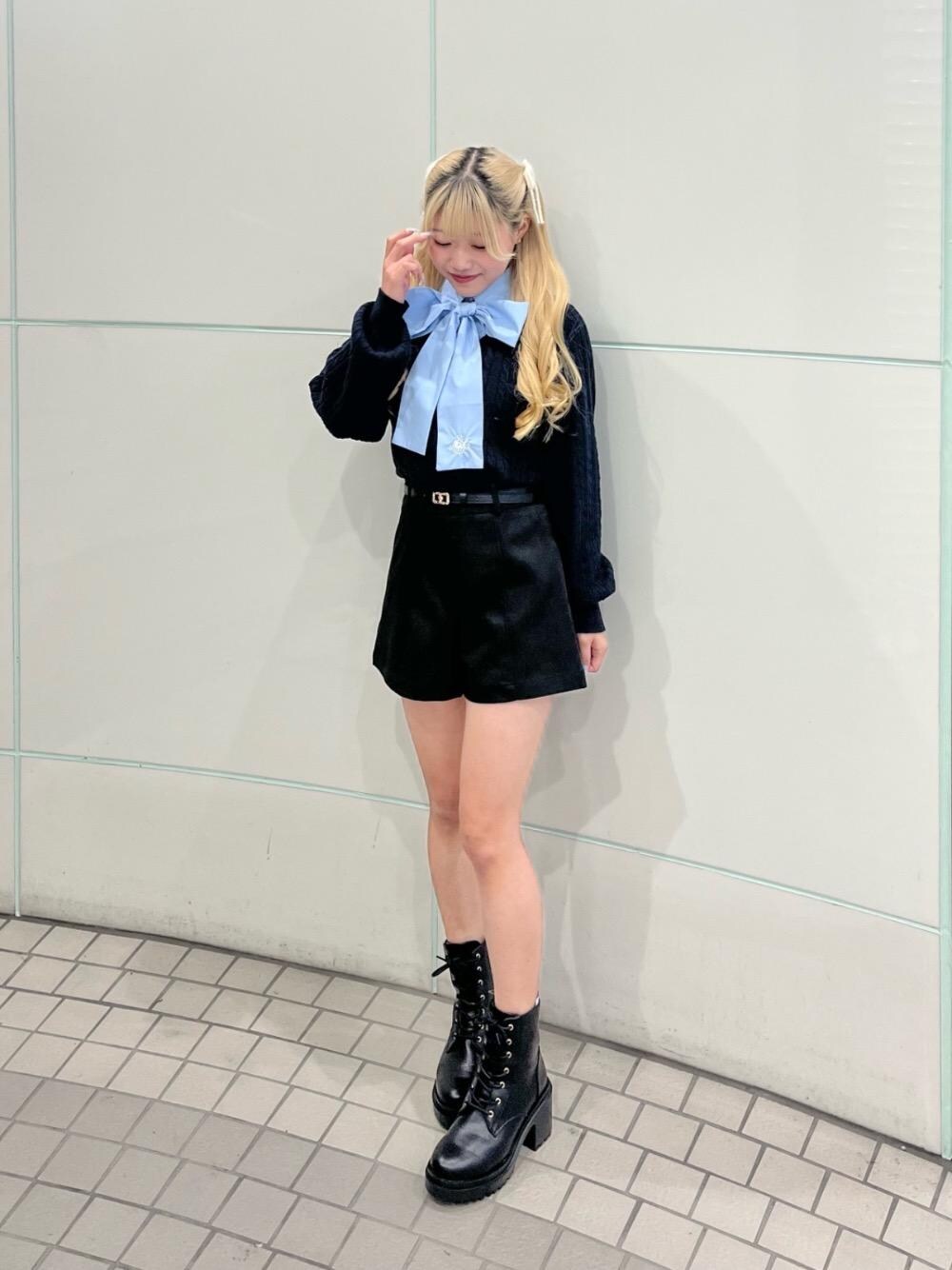 「カジュアル、ガーリー、ミニ、MAJESTIC LEGON、カラーコーデ、マジェスティックレゴン、韓国っぽ、骨格ストレート、標準身長」｜「MAJESTIC LEGONのレースアップショートブーツ（ブーツ、ブラック系）」を使った、マジェスティックレゴンルミネ池袋店スタッフさん（レディース・154cm）の冬コーディネートの1枚目の写真