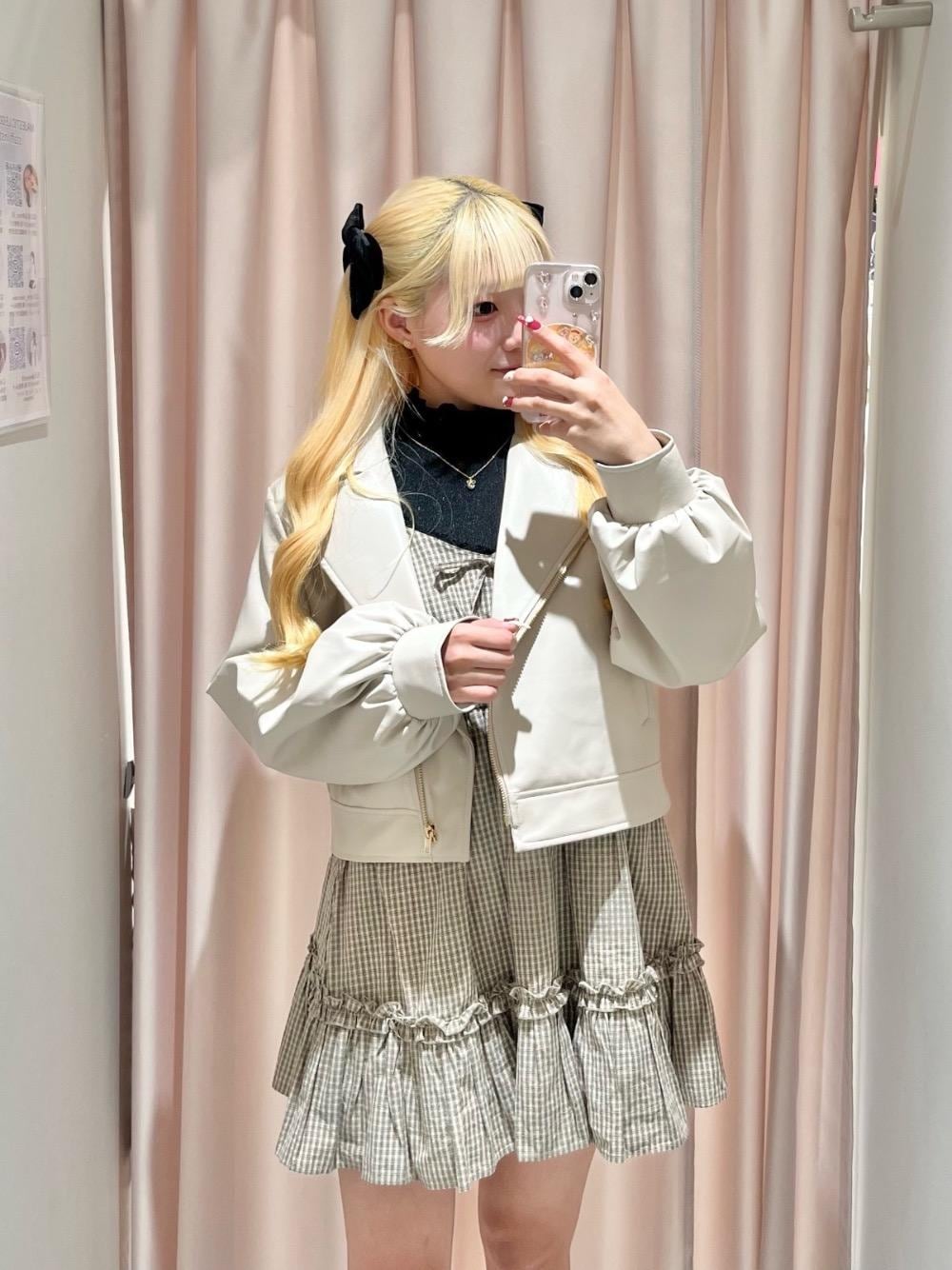 「デート、ガーリー、ミニ、MAJESTIC LEGON、マジェスティックレゴン、骨格ストレート、標準身長、フェミニン 」｜「MAJESTIC LEGONのフロントリボンミニワンピース（ワンピース、ベージュ系）」を使った、マジェスティックレゴンルミネ池袋店スタッフさん（レディース・154cm）の冬コーディネートの1枚目の写真