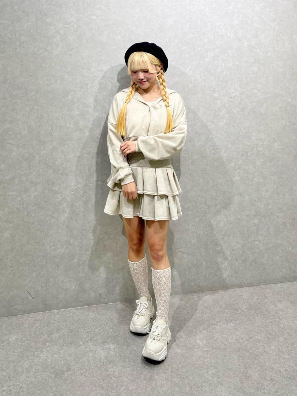 「カジュアル、ガーリー、ミニ、MAJESTIC LEGON、マジェスティックレゴン、韓国っぽ、骨格ストレート、標準身長、フェミニン 」｜「MAJESTIC LEGONの2WAYデコリボンスニーカー（スニーカー、ホワイト系）」を使った、マジェスティックレゴンルミネ池袋店スタッフさん（レディース・154cm）の冬コーディネートの1枚目の写真