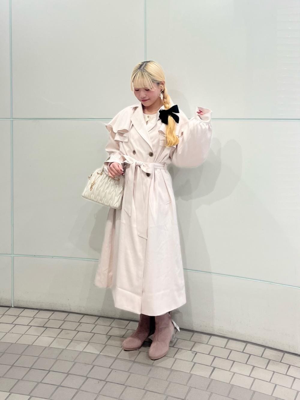 「デート、ガーリー、MAJESTIC LEGON、マジェスティックレゴン、大人ファッション、骨格ストレート、フェミニン 」｜「MAJESTIC LEGONの【今期注目№1/WEB限定サイズ・カラーあり】取り外しできるリボンブーツ（ブーツ、ベージュ系）」を使った、マジェスティックレゴンルミネ池袋店スタッフさん（レディース・154cm）の冬コーディネートの1枚目の写真
