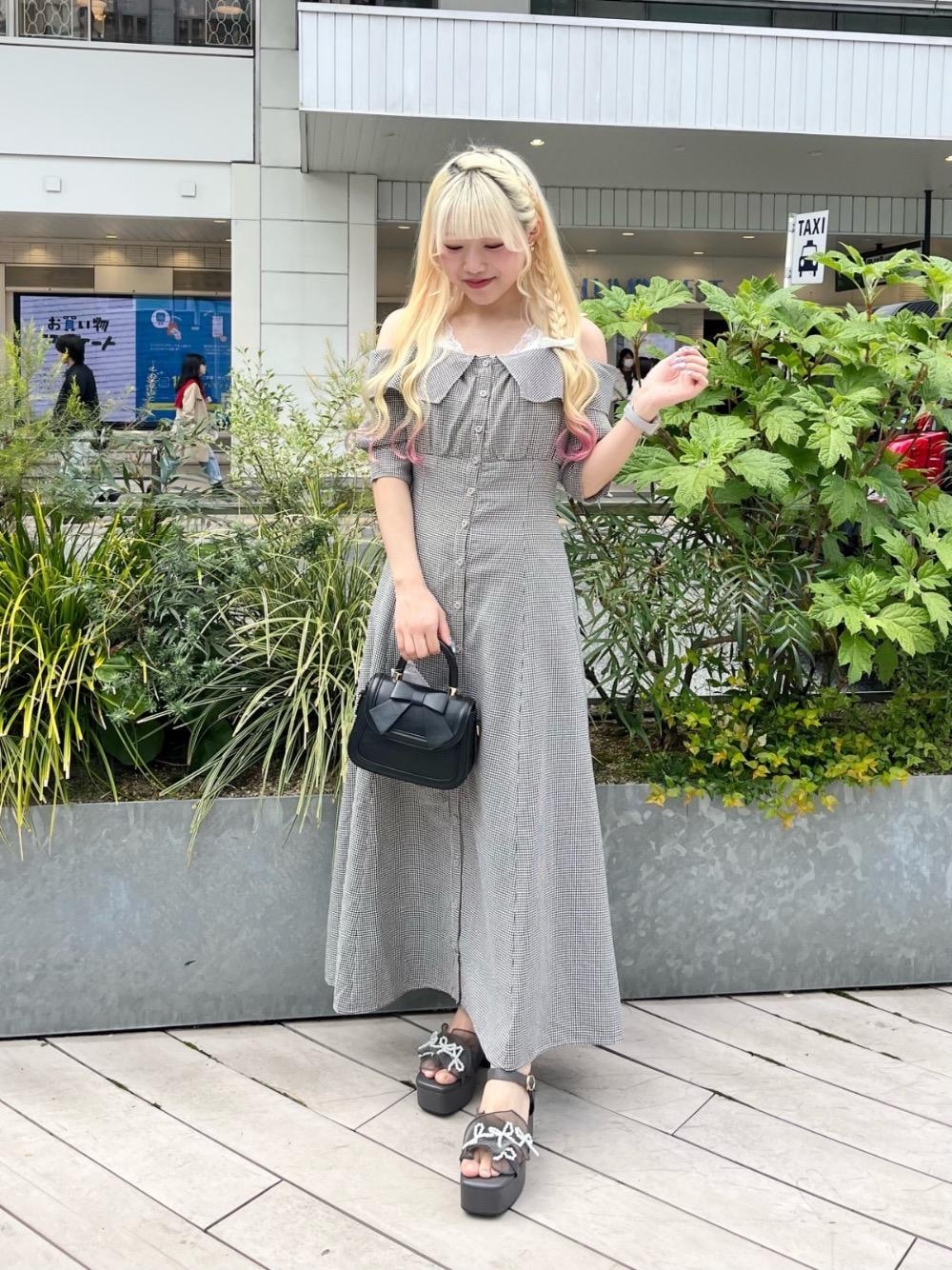 「ガーリー、MAJESTIC LEGON、モノトーンコーデ、マジェスティックレゴン、骨格ストレート、標準身長、推し活、フェミニン 」｜「MAJESTIC LEGONのクラシックリボンバッグ（ハンドバッグ、ブラック系）」を使った、マジェスティックレゴンルミネ池袋店スタッフさん（レディース・154cm）の春コーディネートの1枚目の写真