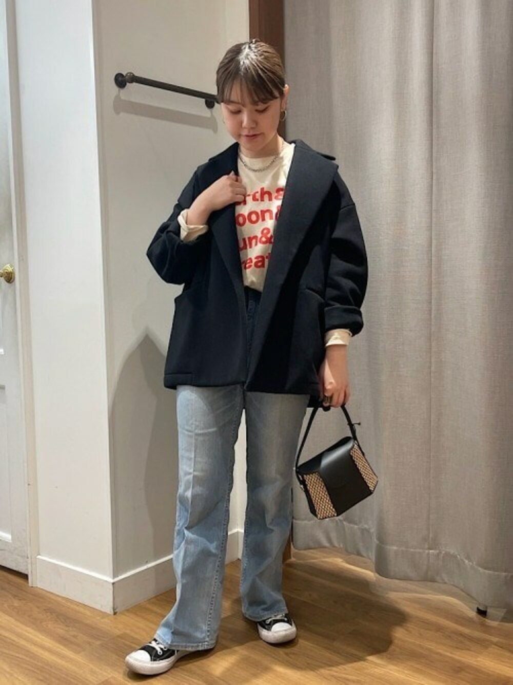 「大人カジュアル、シップス、デニムパンツ、SHIPS、パンツスタイル、ジャケットスタイル、春コーデ」｜「MARCO BIANCHINIのMARCO BIANCHINI: ラフィア コンビ フラップ 2WAY ショルダー バッグ（ショルダーバッグ、ブラック系）」を使った、高木さん（レディース・157cm）の冬コーディネートの1枚目の写真