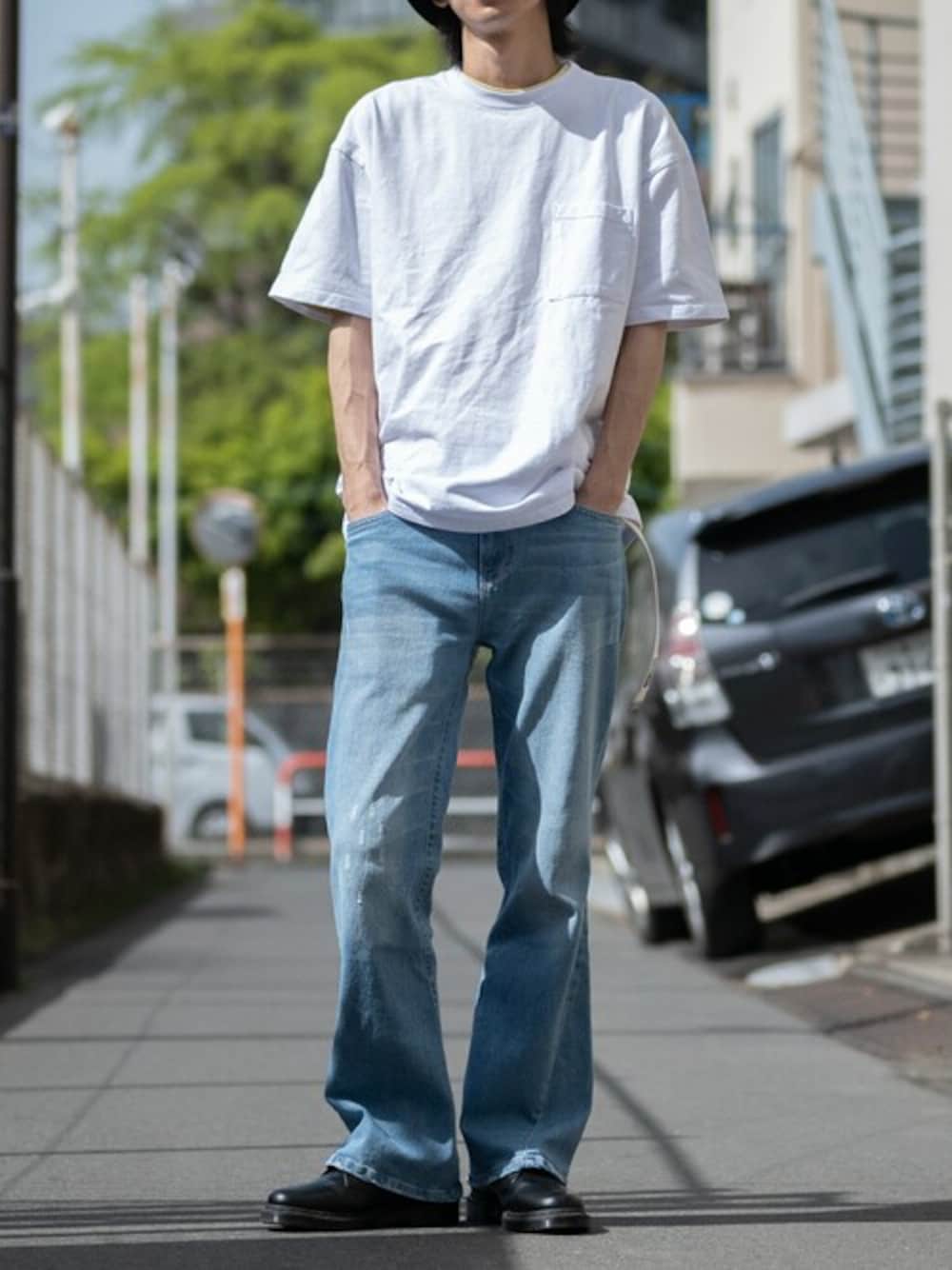 「デニム、Dr.Martens、革靴、シンプルコーデ、ビッグT、goodwear、フレアデニム、USAコットン、johnscloset」｜「JOHN'S CLOSETの【13】ストレッチフレアデニムパンツ（デニムパンツ、ブルー系）」を使った、ますさん（メンズ・177cm）の春コーディネートの1枚目の写真