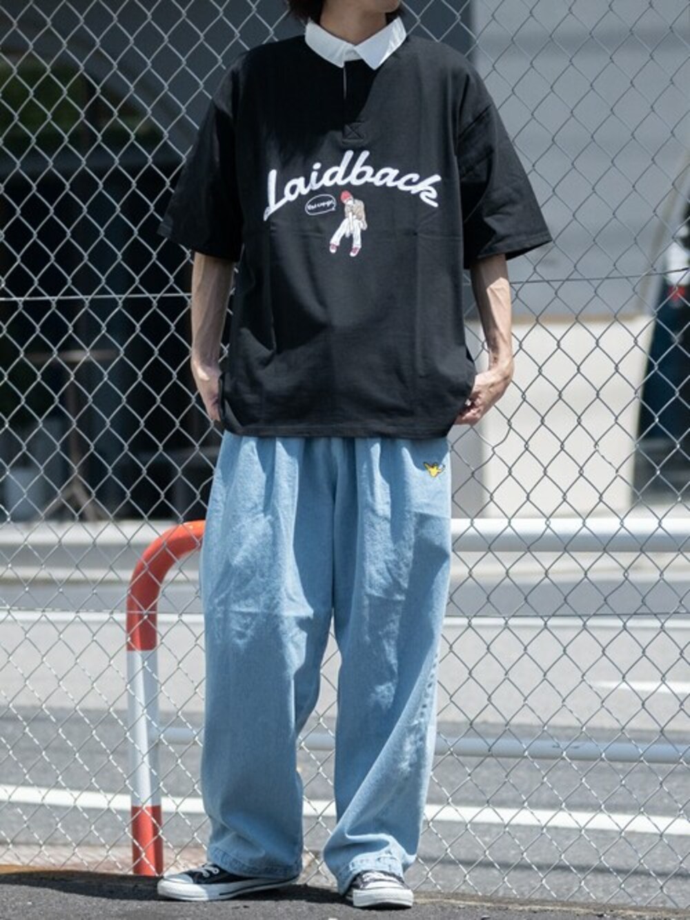 ブラック系のTシャツ/カットソー、ブルー系のデニムパンツを着用したメンズの春コーディネートの1枚目の写真
