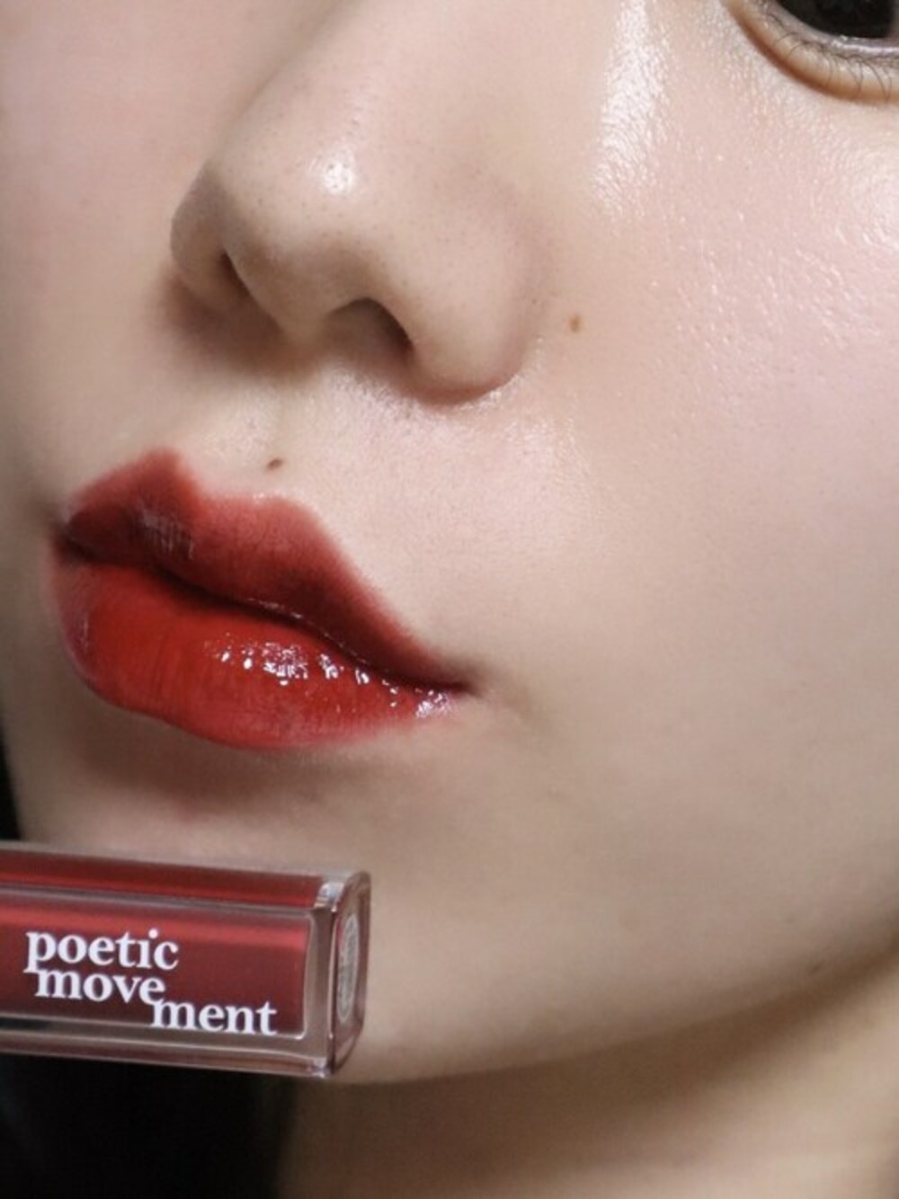 ピンク系の口紅/リップティント/グロスを着用したレディースの春コーディネートの1枚目の写真