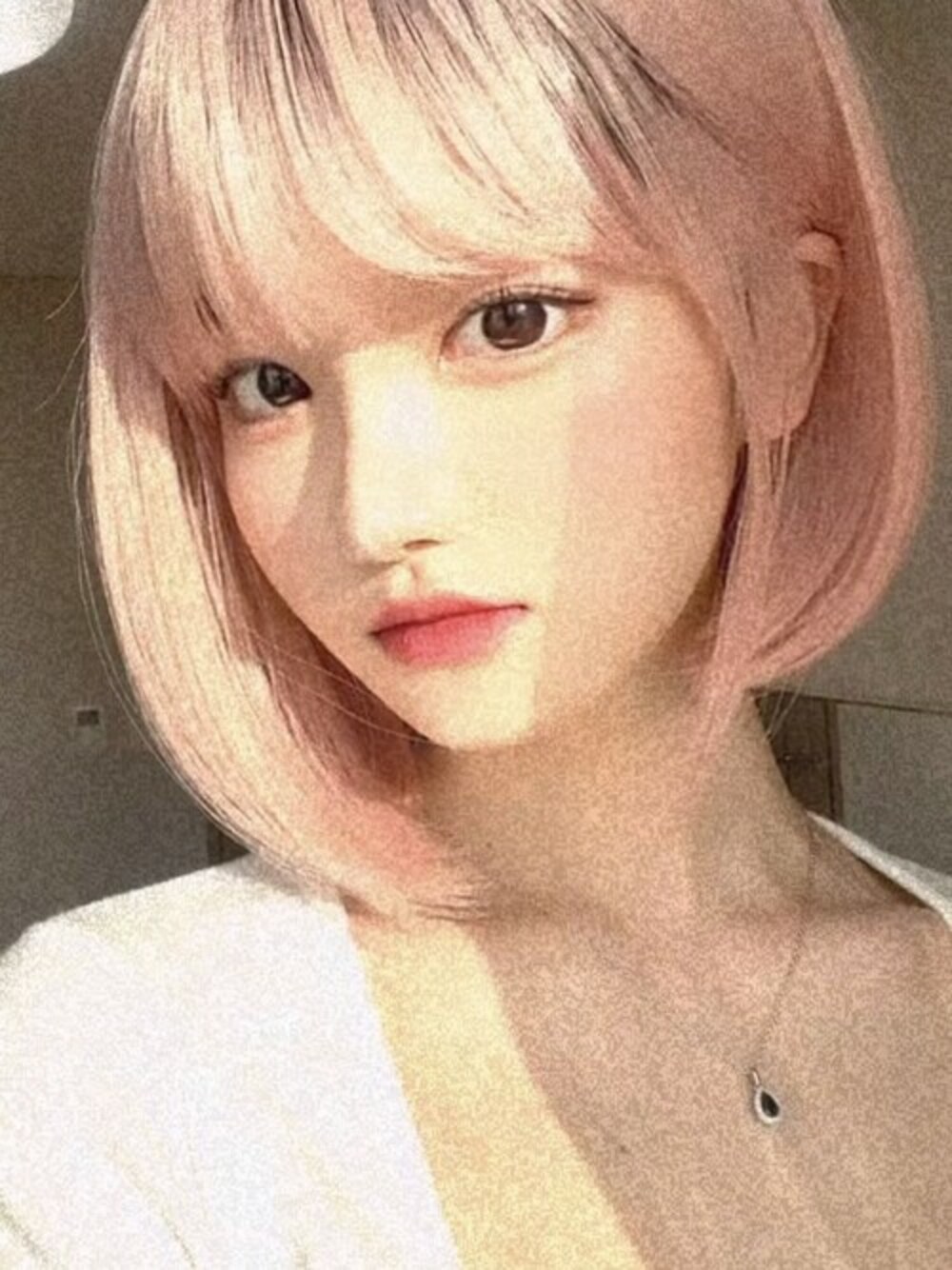 レッド系のウィッグを着用したレディースの秋コーディネートの1枚目の写真