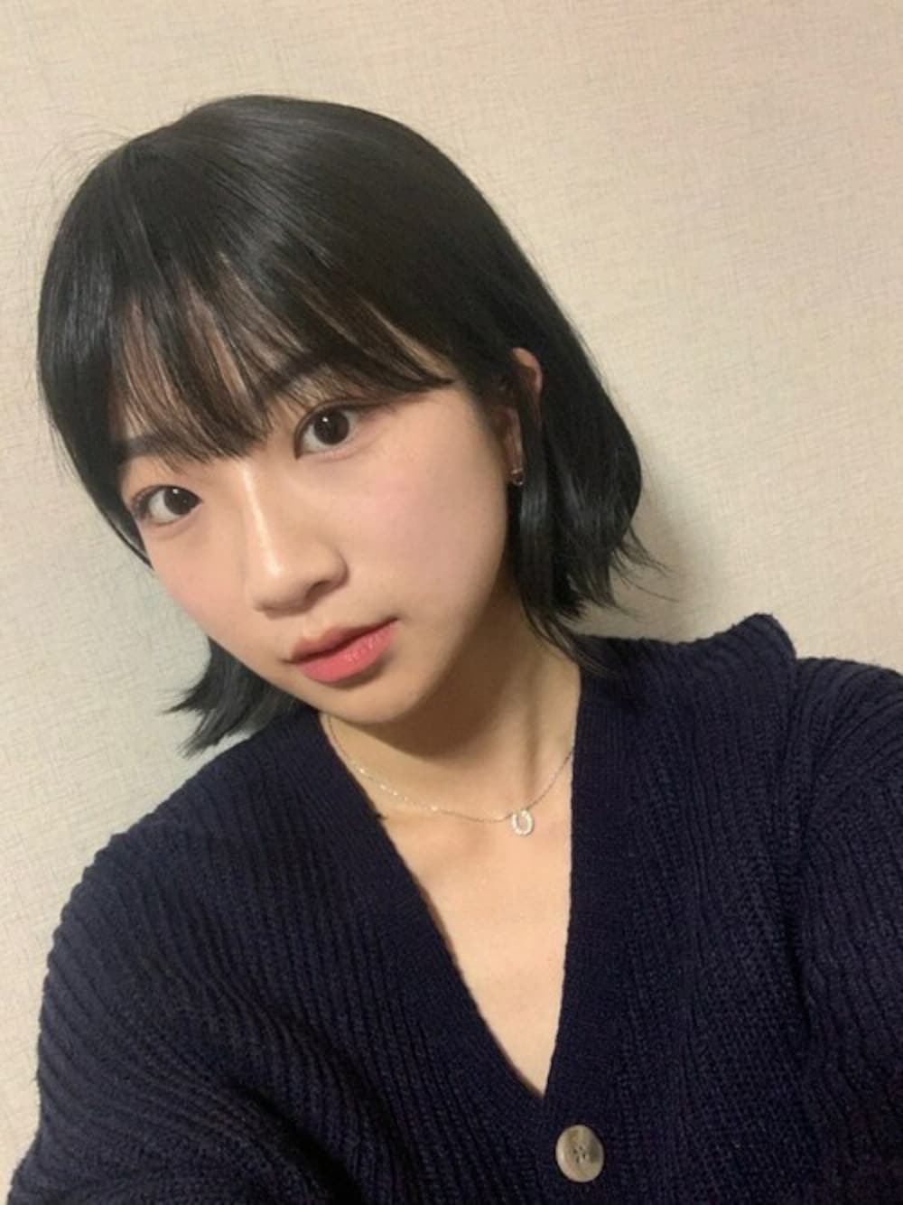 「#韓国ファッション#韓国ヘアスタイル、#pinkage＃ピンクエイジ＃ウィッグ#フルウィッグ＃ボブ＃ショートカット」｜「PINKAGEのフルウィッグ）ボリュームパーマ　ボブポーリン(マッドモースト原糸)（ウィッグ、ブラック系）」を使った、ピンクエイジさん（レディース・163cm）の冬コーディネートの1枚目の写真