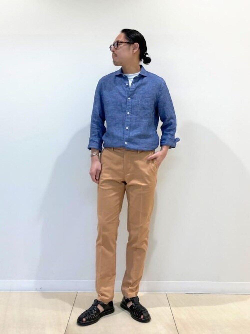 ブルー系のシャツ/ブラウス、オレンジ系のその他パンツを着用したメンズの春コーディネートの1枚目の写真